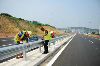 煙臺濱海路蓬萊段公路工程完成全路段瀝青鋪設(shè)，助力區(qū)域交通升級