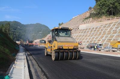 沖刺！蒼巴高速公路蒼漁段進入瀝青攤鋪作業新階段